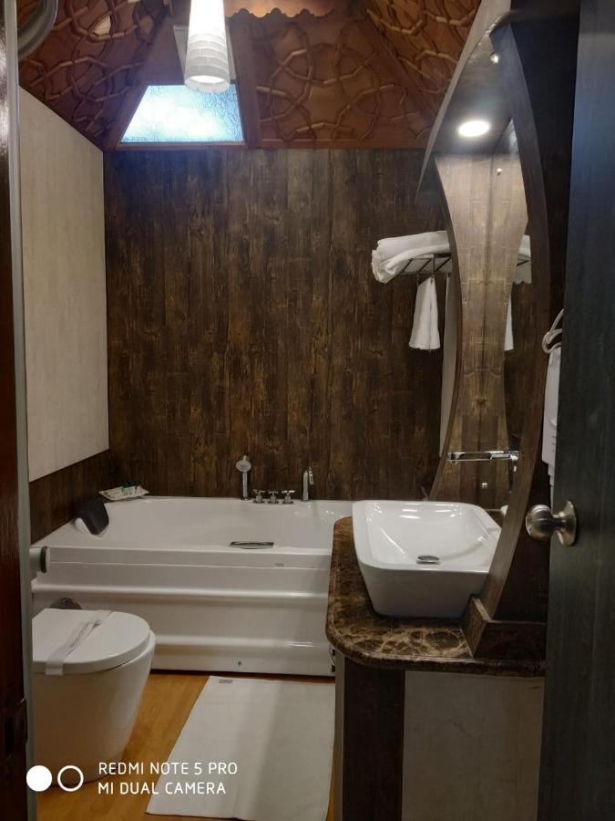 The Mughal Sheraton Houseboat Hotel Durgjan Zewnętrze zdjęcie